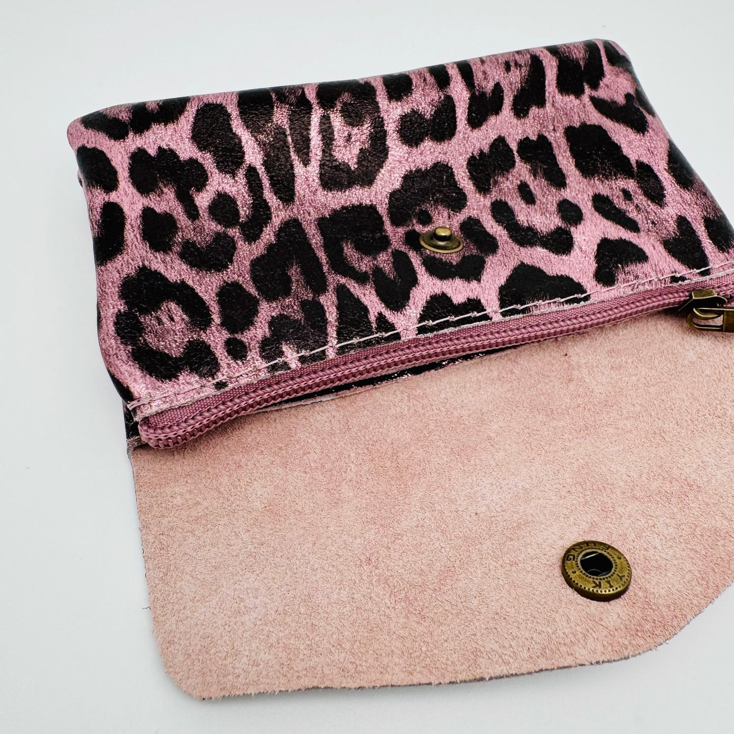 Pochette porte-monnaie en cuir irisé léopard rose