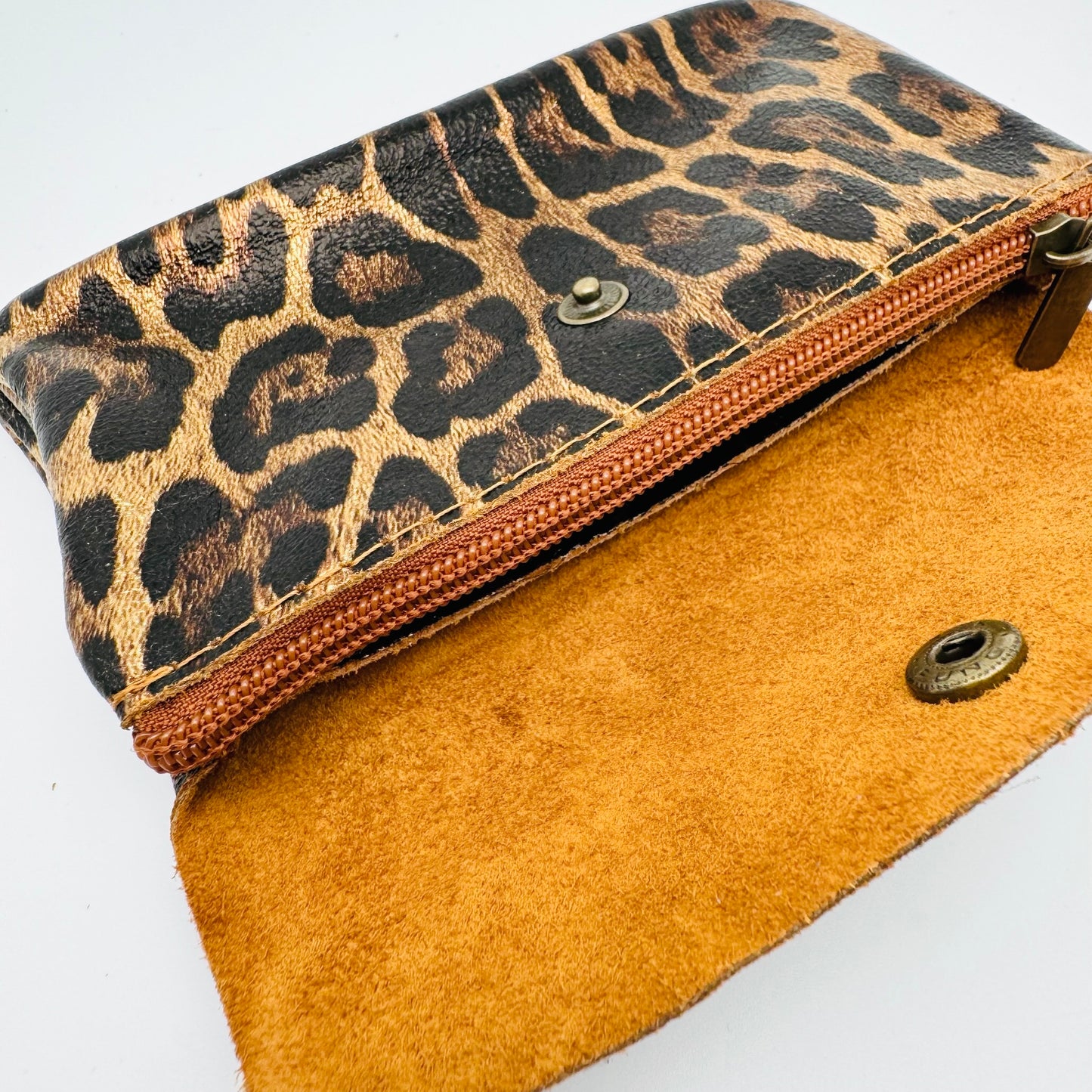 Pochette porte-monnaie en cuir irisé léopard camel