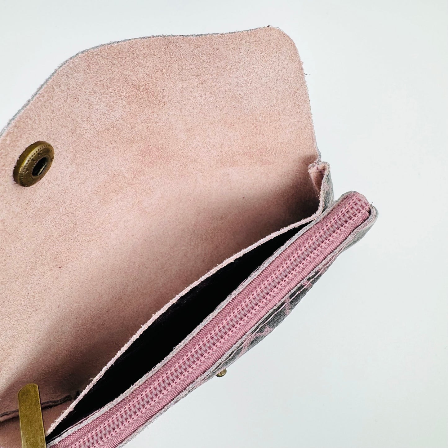 Pochette porte-monnaie en cuir irisé léopard rose