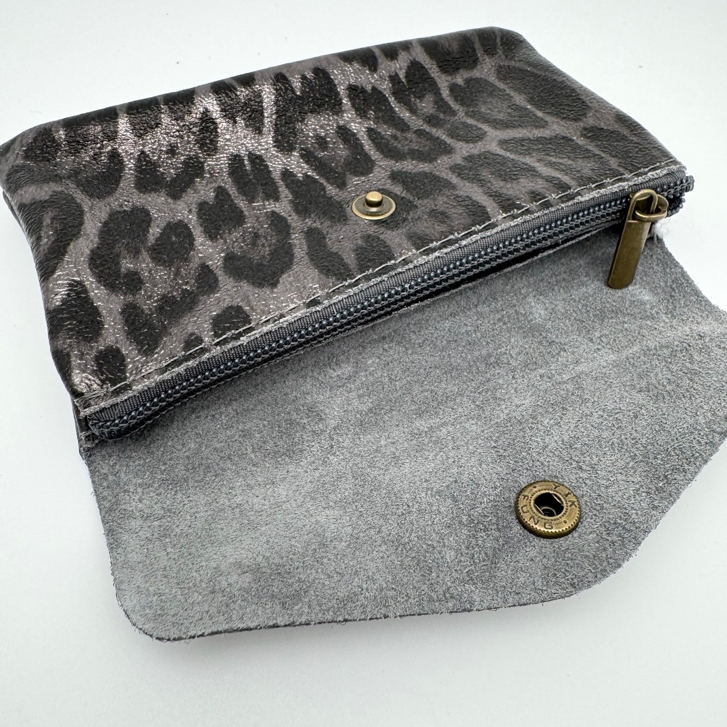 Pochette porte-monnaie en cuir irisé léopard gris foncé